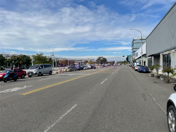 台中西屯區甘肅路豪華店面房屋室內格局與周邊環境
