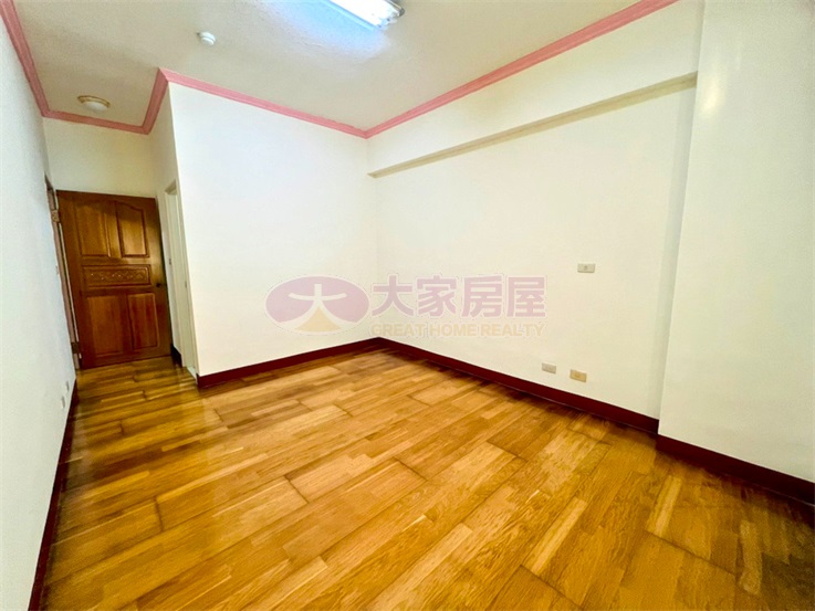 信義學區次頂樓三房平車房屋室內格局與周邊環境