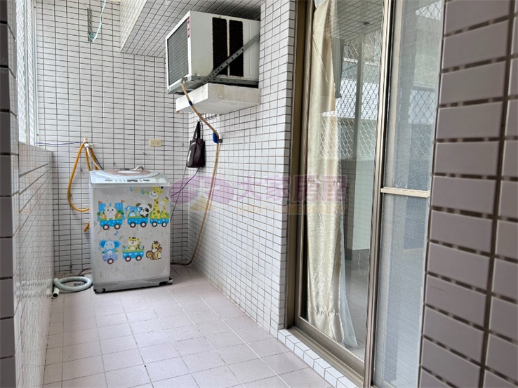 稀有陽台出入大套房房屋室內格局與周邊環境
